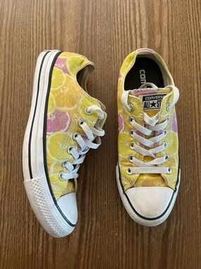Converse Low Top Sneakers in Yellow & Pink Lemon Print Women’s size 7